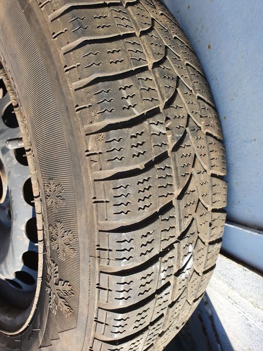 Продам зимнюю резину вместе с дисками 195/65 R15