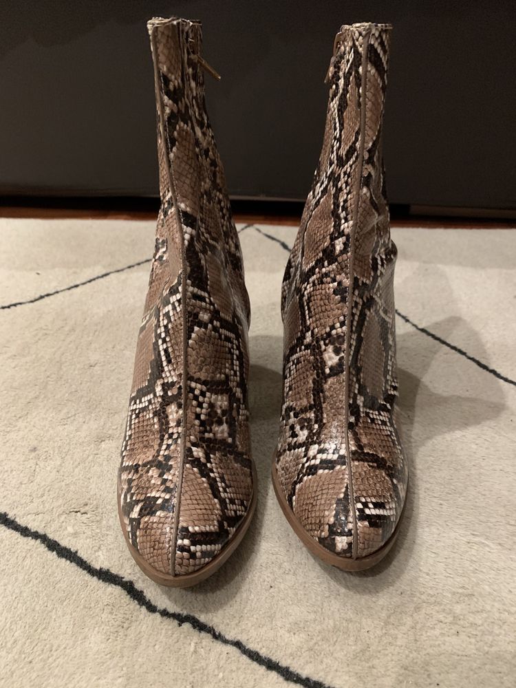 Sapatos variados a 15€ cada