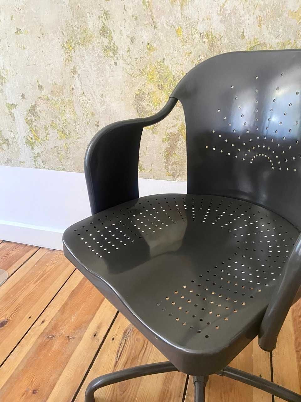 biurowe krzesło obrotowe w stylu loft retro IKEA ROBERGET