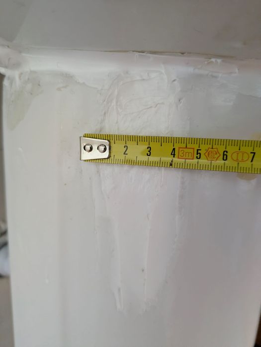 Lavatório wc em porcelana da marca Dama Roca com coluna de apoio