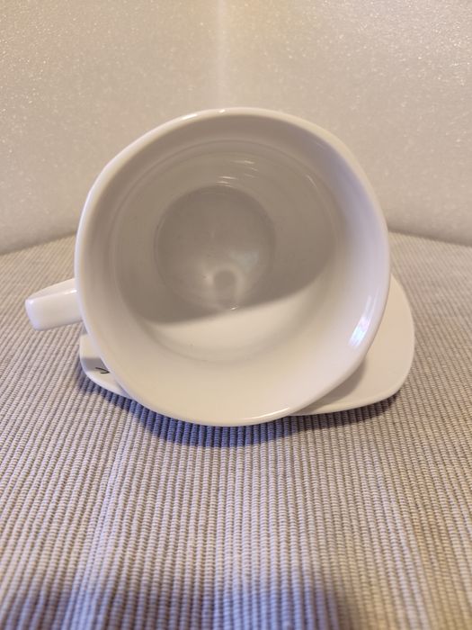 Filiżanki ze spodkami z porcelany niemieckiej