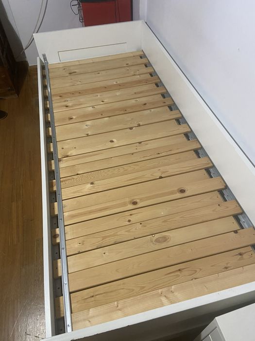 2x Cama indivual com gavetas e colchões.