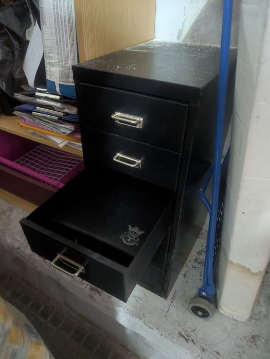 Armario de gavetas de metal