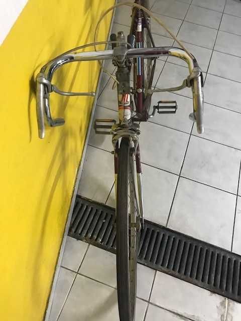 Bicicleta de corrida antiga para restauro
