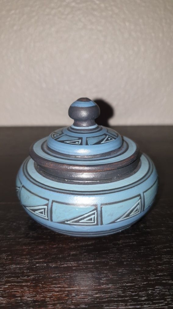 Pote de barro pintado à mão. Artesanato Algarvio