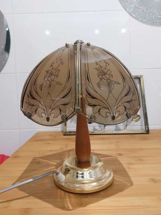 Lampa że szklanym, witrażowym kloszem