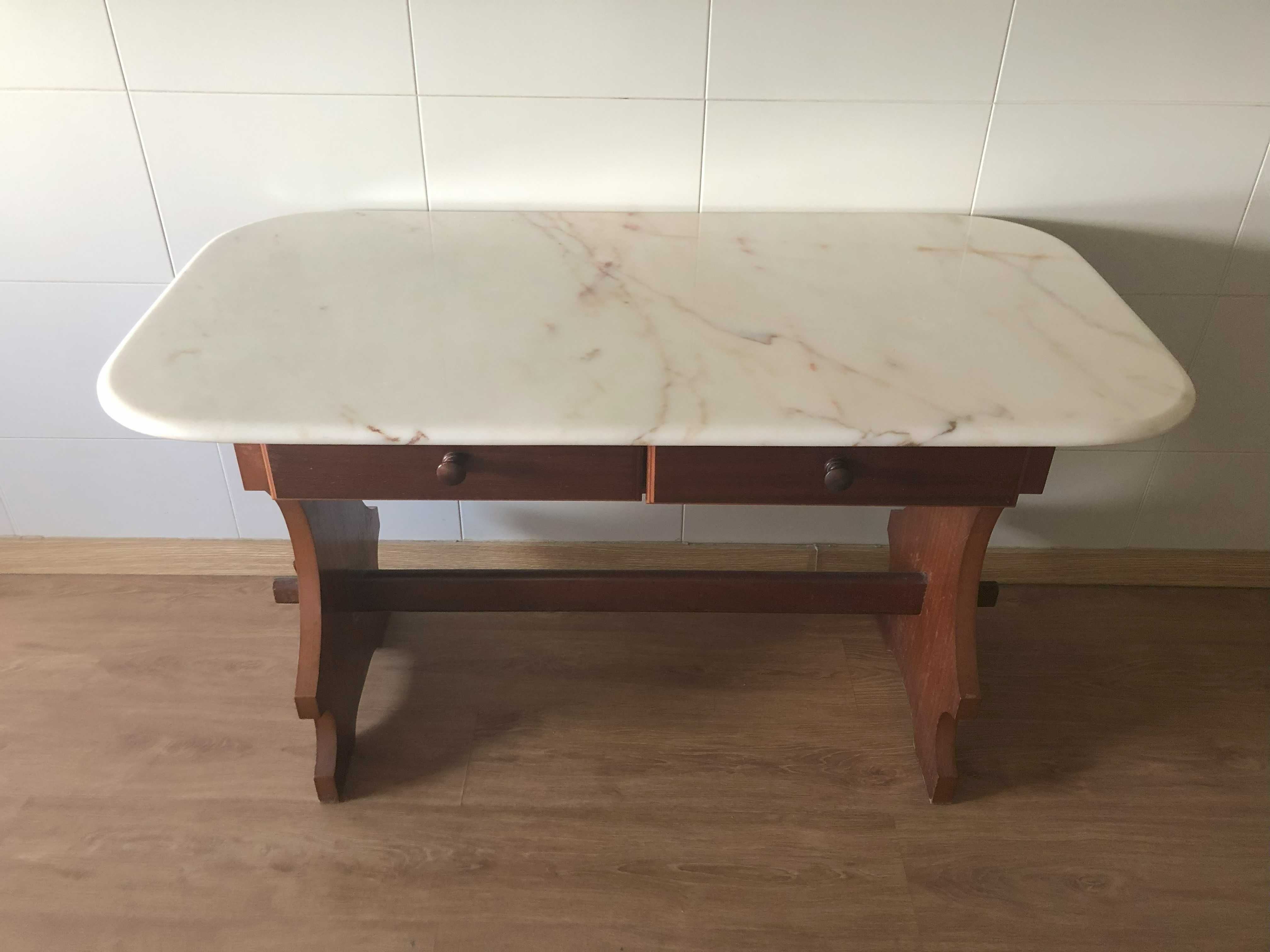 Vendo mesa de jantar e 4 bancos