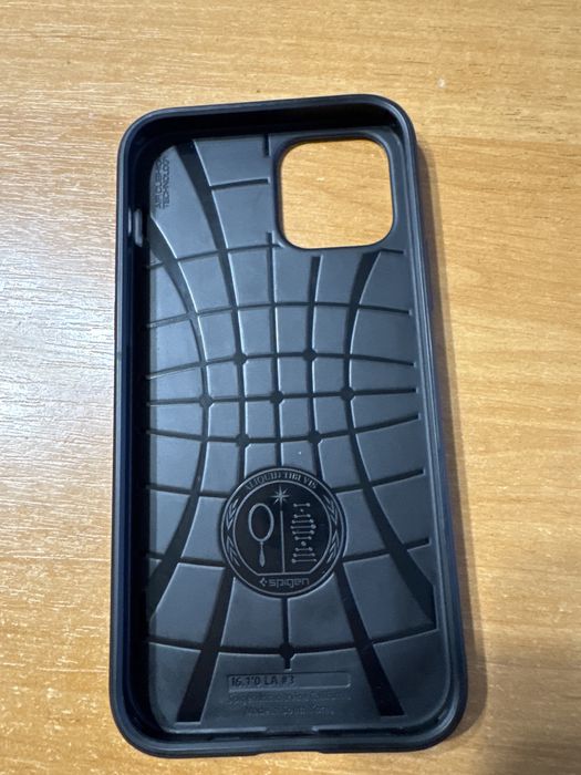 Продам чехол 15 pro spigen liquid air