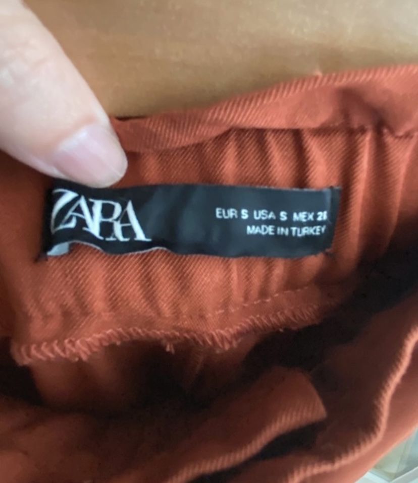 Calças da Zara.