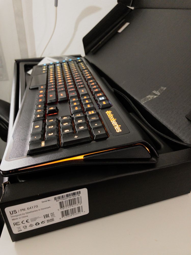 Teclado Mecânico SteelSeries APEX M800