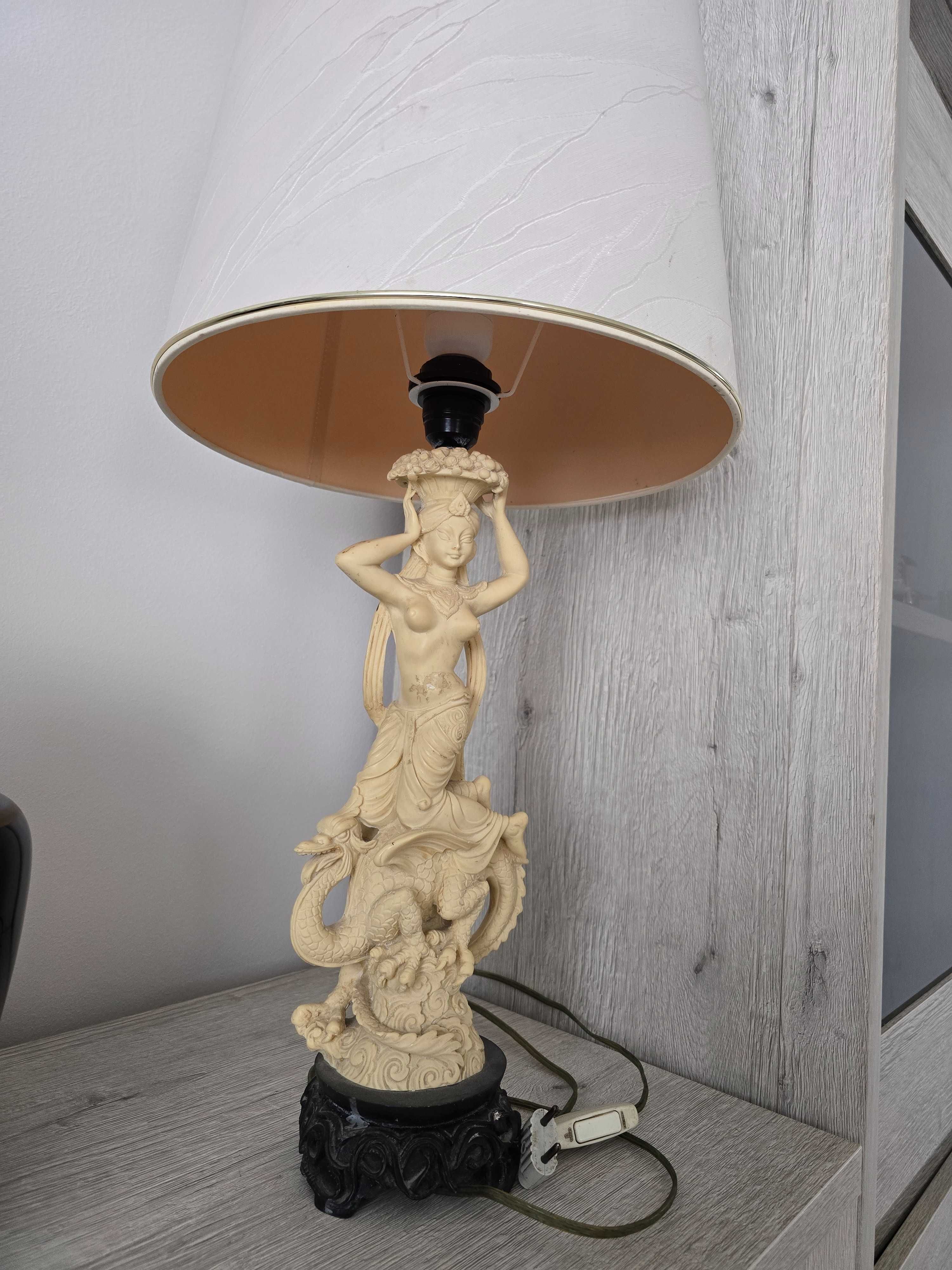Piẹkna lampka nocna antyczna z alabastru wysoka