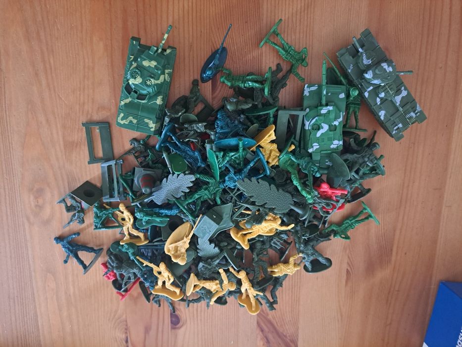 Plastikowe żołnierzyki i czołgi