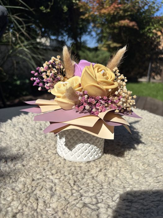 Bukiet z kwiatów woskowych i naturalnych – eco dekoracja