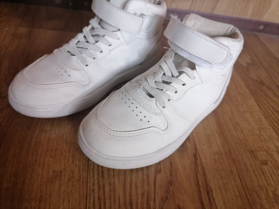 Весняні кросівки