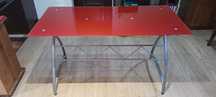 Mesa escritorio c/ tampo em vidro fumado vermelho.
