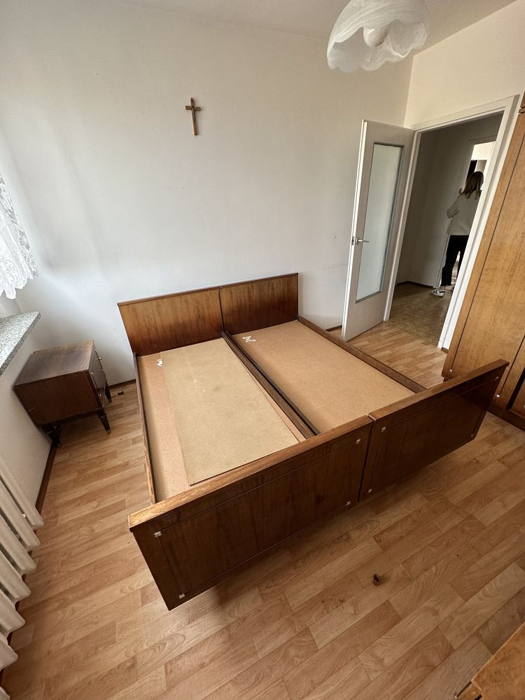 Duże łózko, dwa pojedyncze drewniane łóżka lata 70 PRL