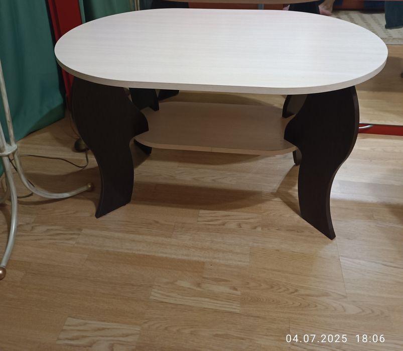 Продам журнальний столик сосна венге в стані новий