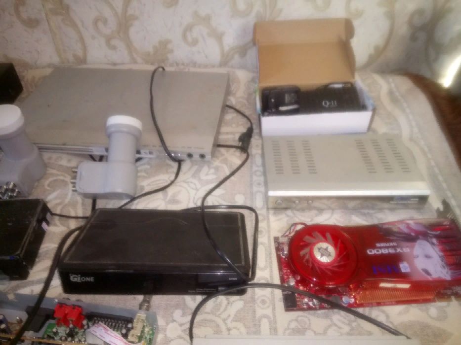 Радио детали Спутник. тюнера и много др. на запчасти tv .целый мешок.