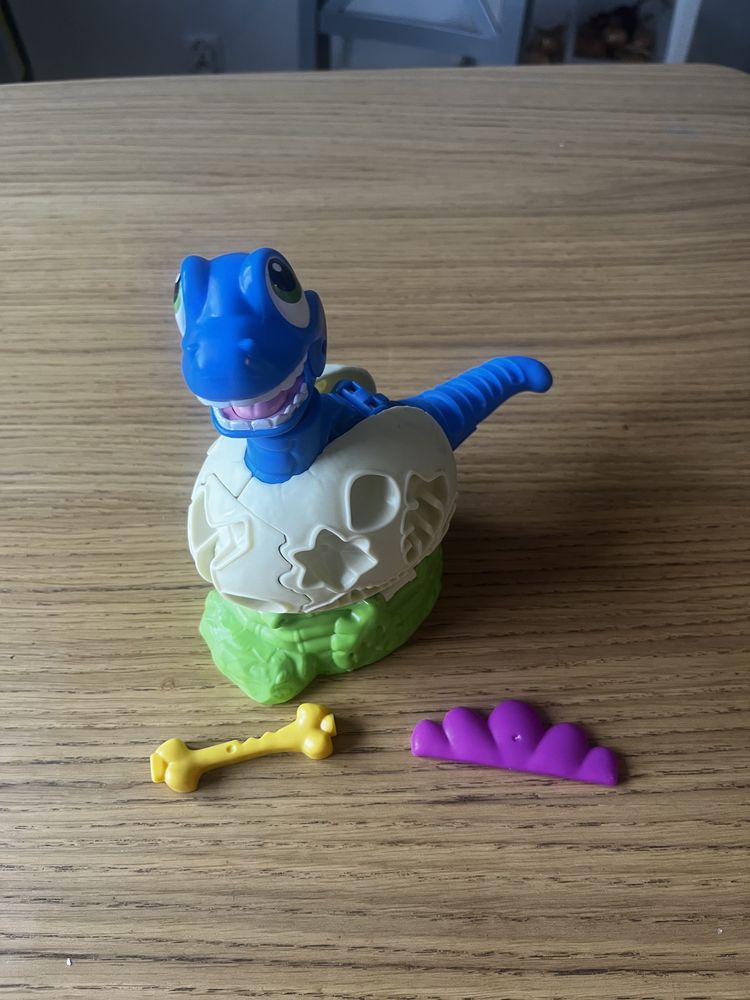 Play doh Wykluwajacy się dinozaur