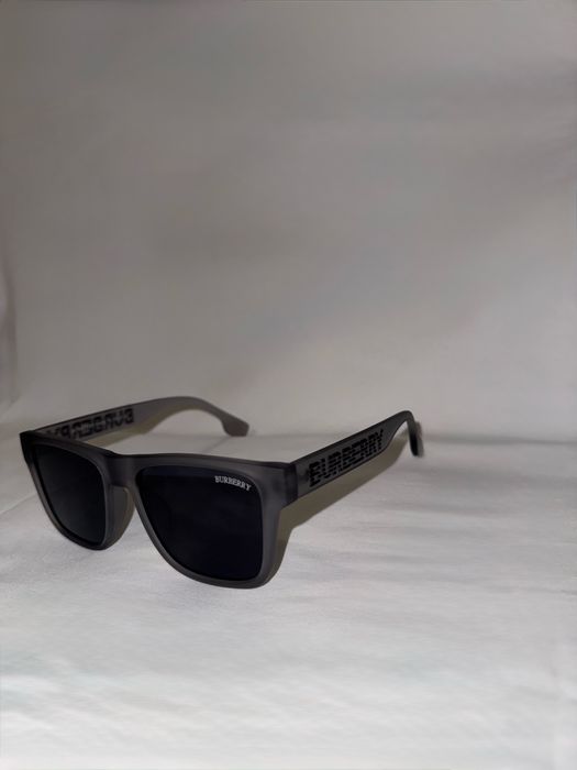 Солнцезащитные очки от Burberry без футляра