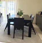 Mesa de sala de jantar com cadeiras