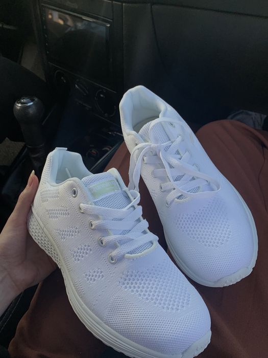 Кросівки білі