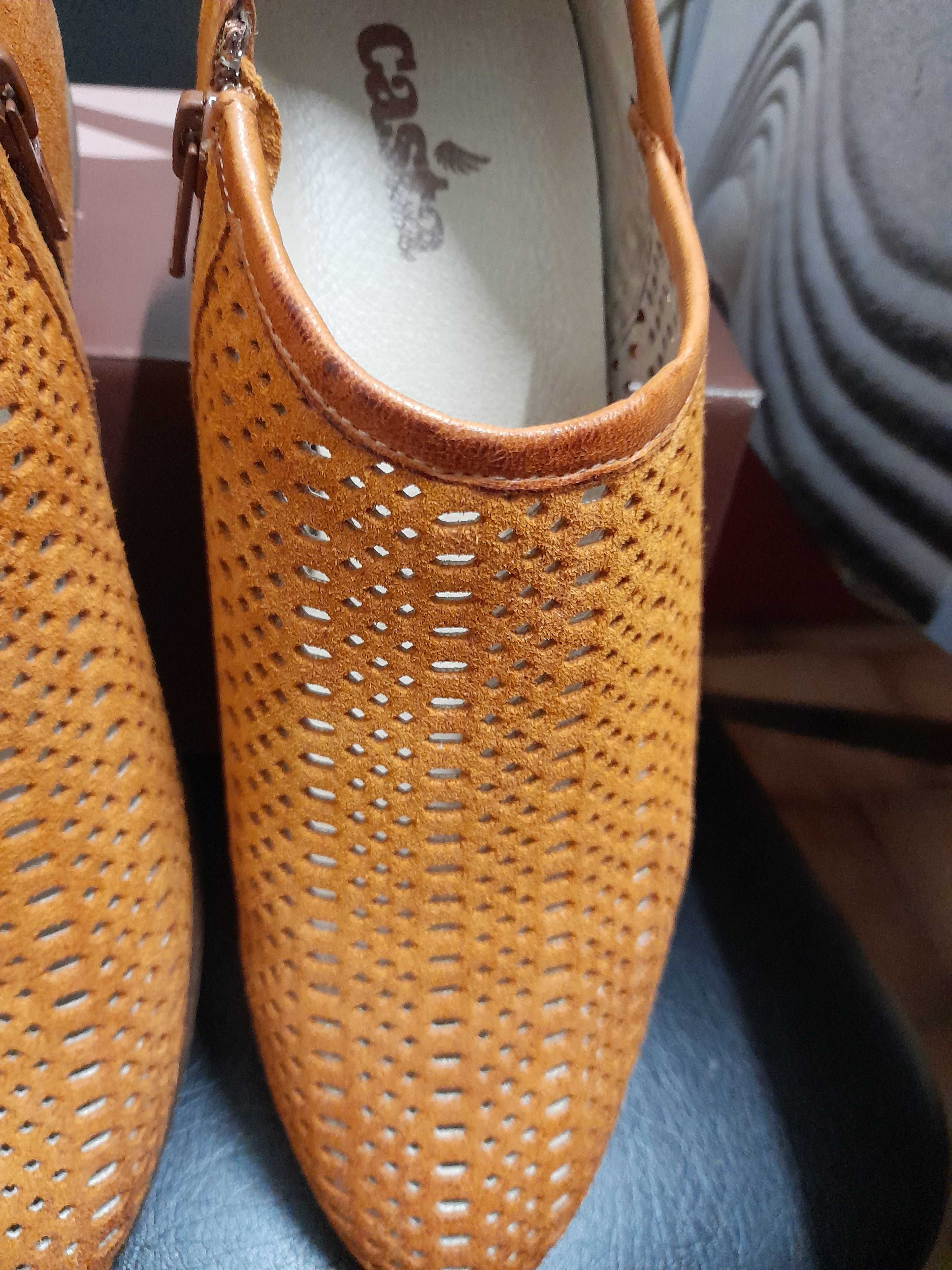 Vendo botins em pele novos, nº 40, marca Casta