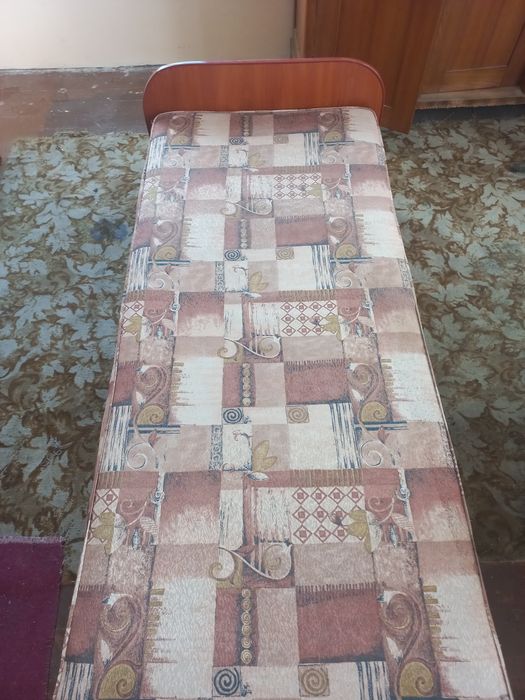 Продам односпальне ліжко. З матросом. ДСП ламінована