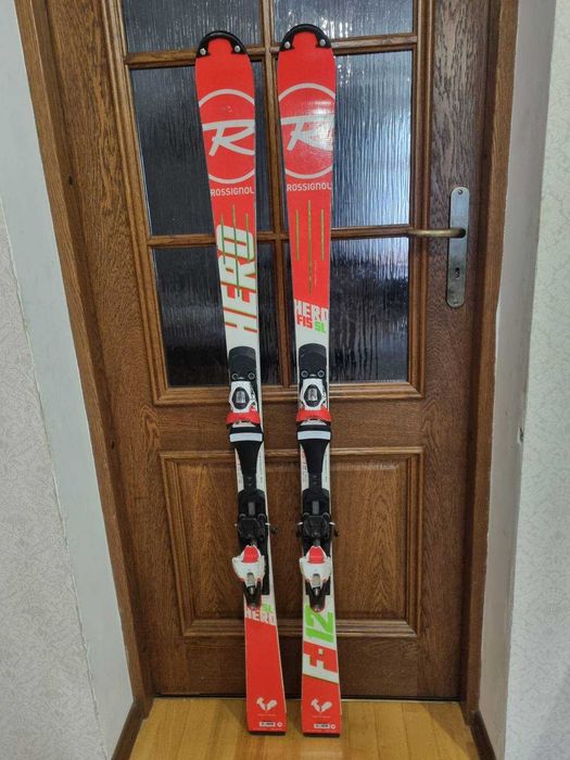 Лижі "ATOMIC, ROSSIGNIOL, DYNASTAR, SL, GS, FIS" ; щитки, черевики.