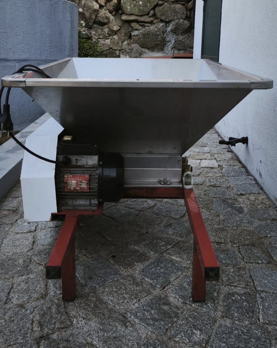 Esmagador de uvas elétrico