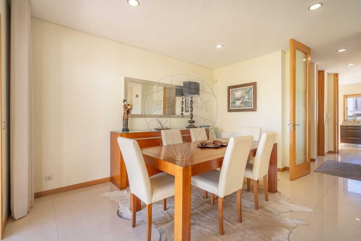 Mesa de Jantar em Madeira (Criados Mudos) + 6 cadeiras almofadadas