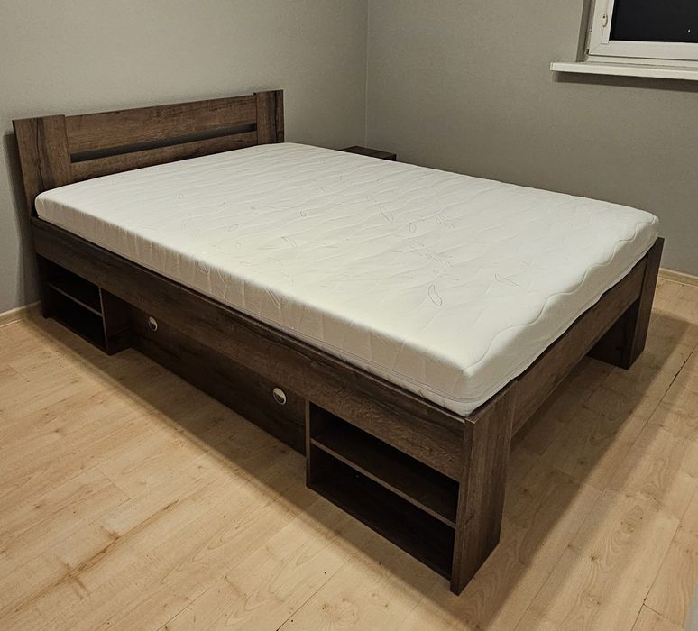 Łóżko sypialniane z materacem