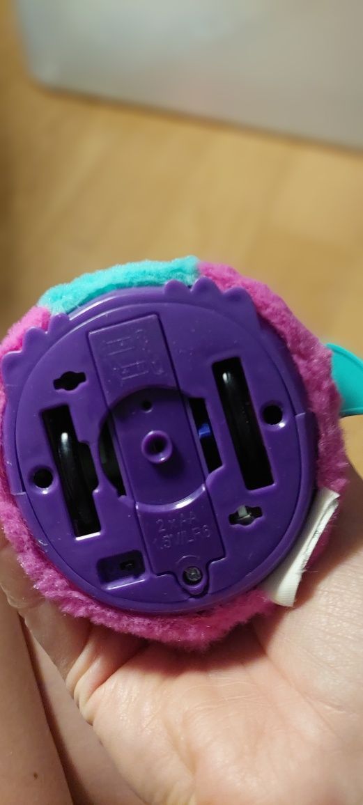 Pingwin jeździ i mówi! Hatchimals interaktywny