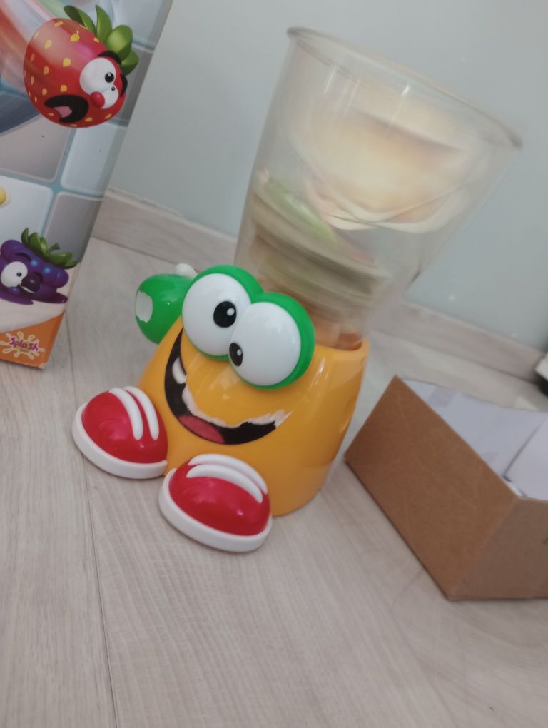 Mikser blender z kartami owocami