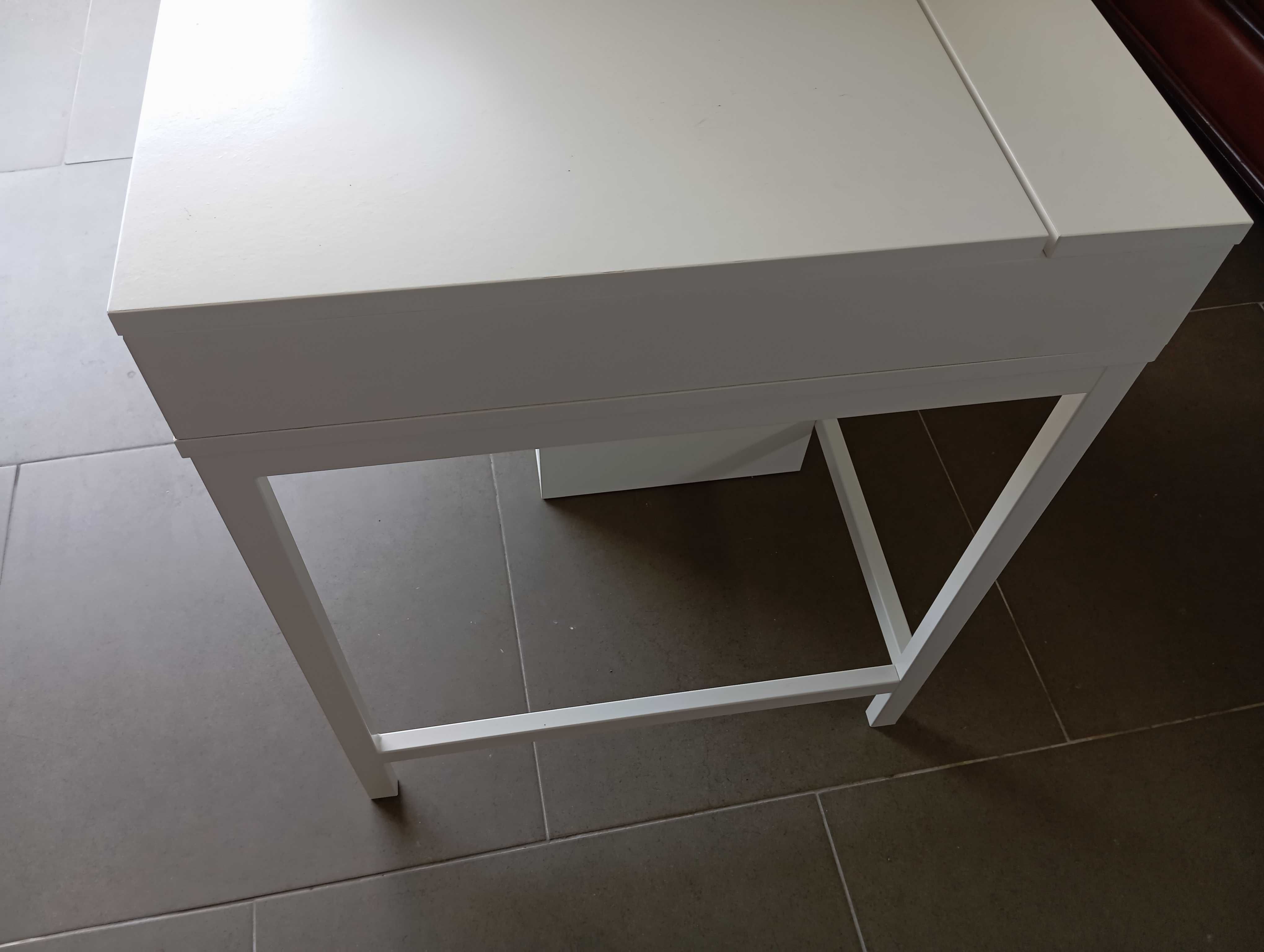 Secretaria com móvel gaveta