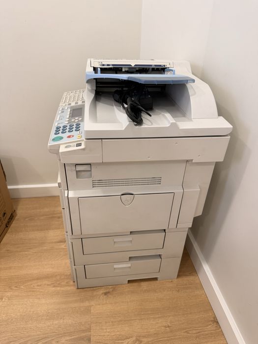 2 impressoras multifuncoes com gaveta dupla de papel.