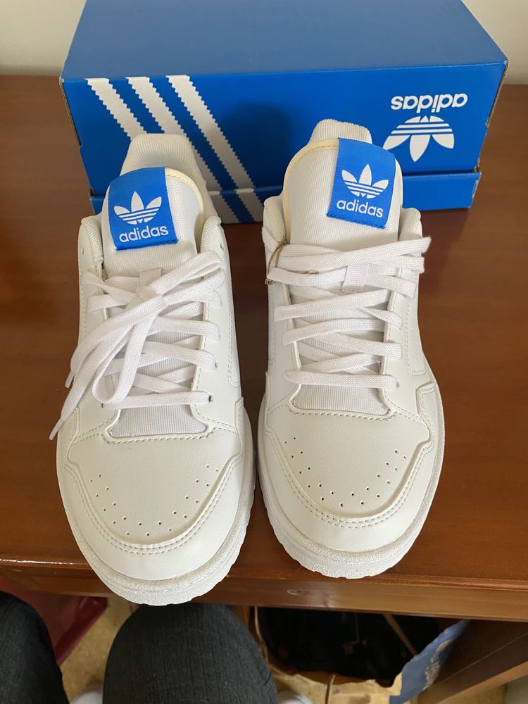 Tenis brancos simbolo azul adidas Novos