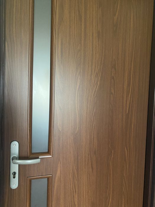 5 drzwi pokojowych, 1 łazienkowe, 1 do kotlowni