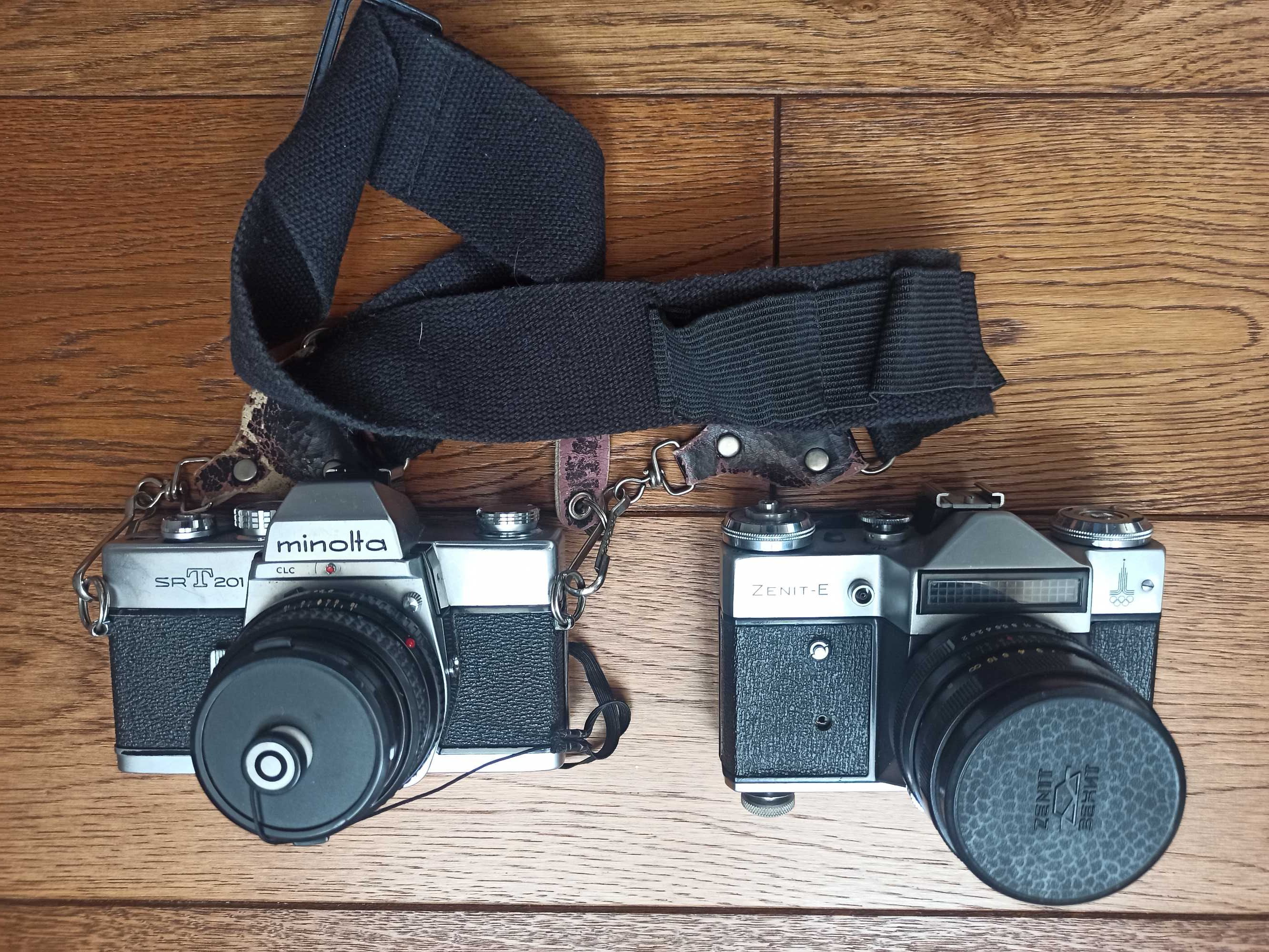 Zestaw aparatów fotograficznych analogowych, obiektywów i akcesoriów