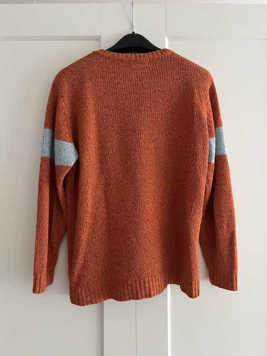 Sweter z jasnoniebieskim paskiem