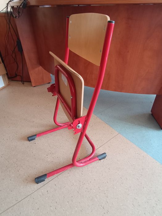 Niskie krzesełko dziecięce drewniane krzesło