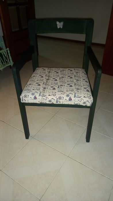 Cadeirão em madeira de pinho pintado de verde,em excelente estado. 
As