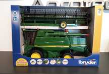 Bruder  zabawka kombajn John Deere skala 1:16