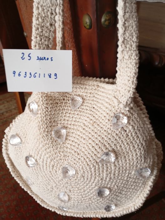 Bolsa em crochê ornamentada