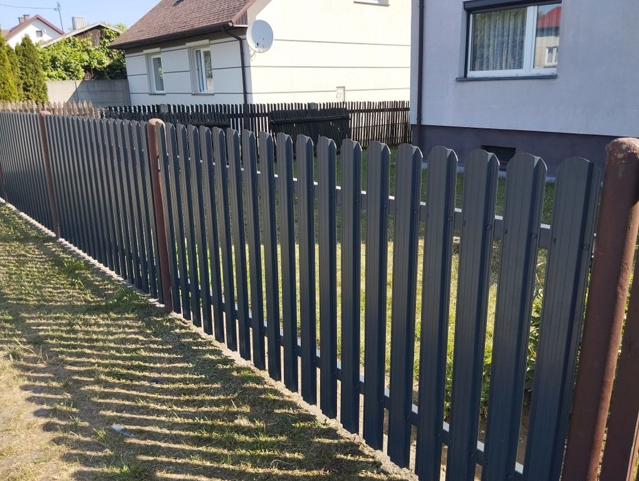 Ogrodzenie ze sztachet metalowych przęsła na podmurówce