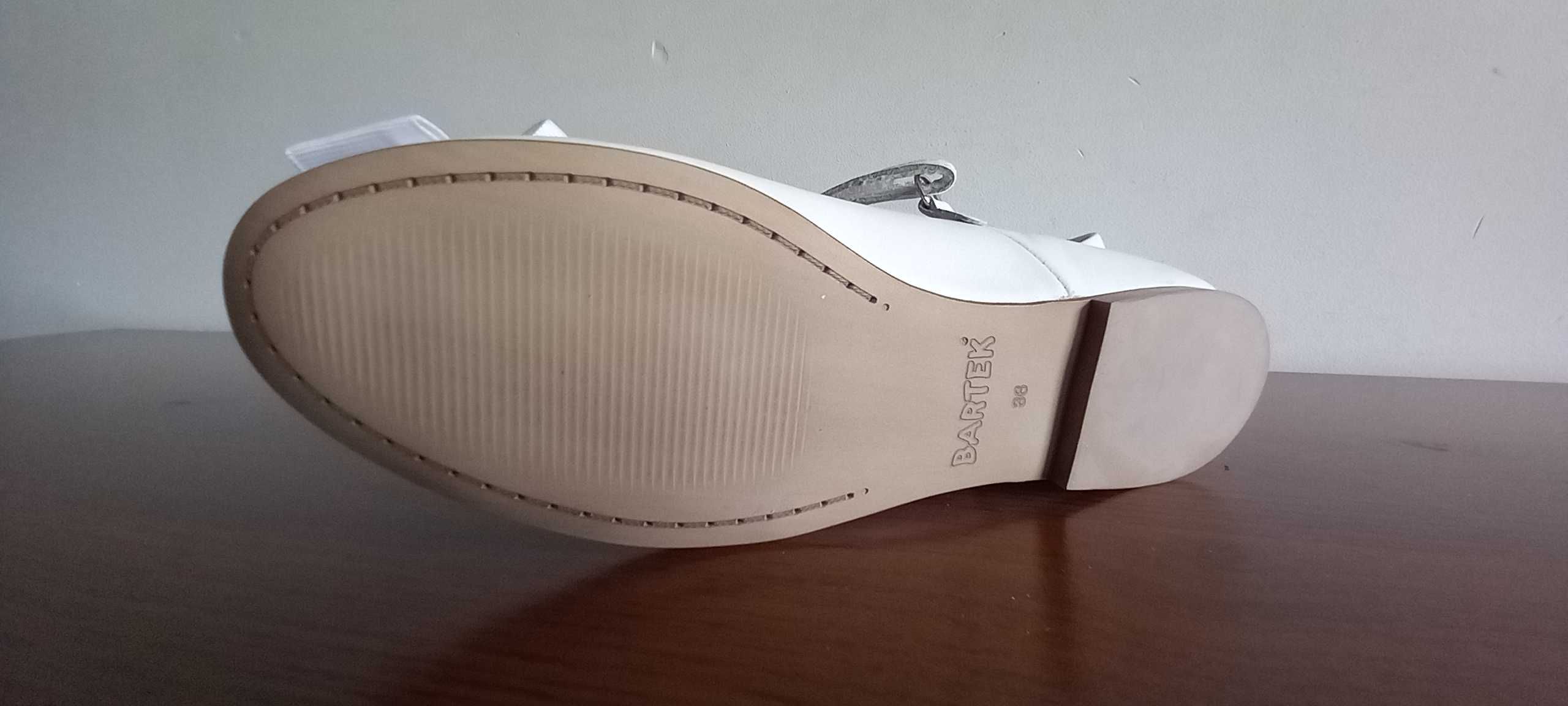 Buty na komunię Baleriny Bartek Czółenka Białe