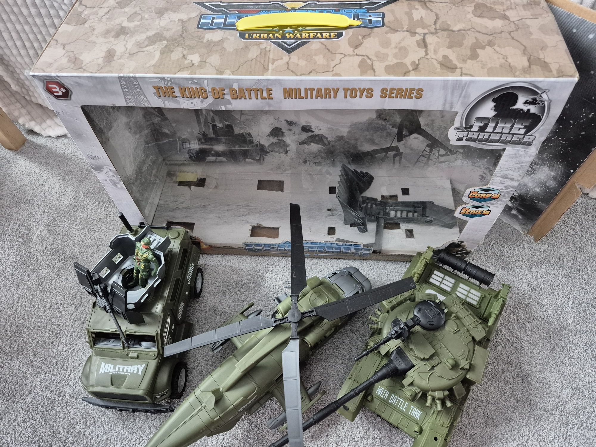 Zestaw militarny duży: pojazd, helikopter, czołg