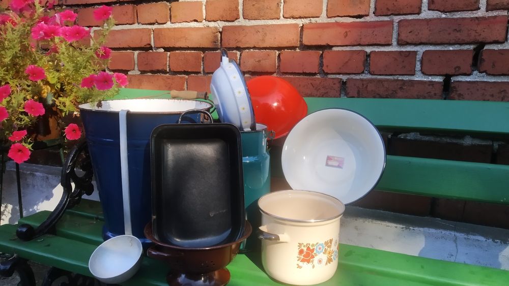 Stare emaliowane naczynia z PRL-u