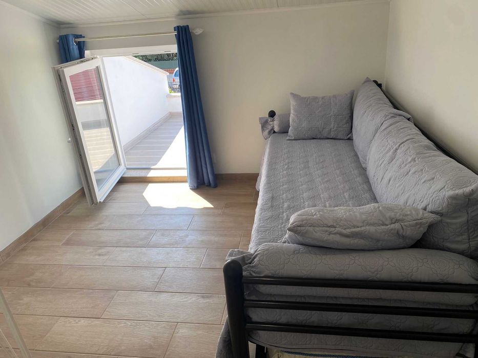 Alugo anexo T1 + 1 para, estudantes ou professores, em Fernão Ferro.