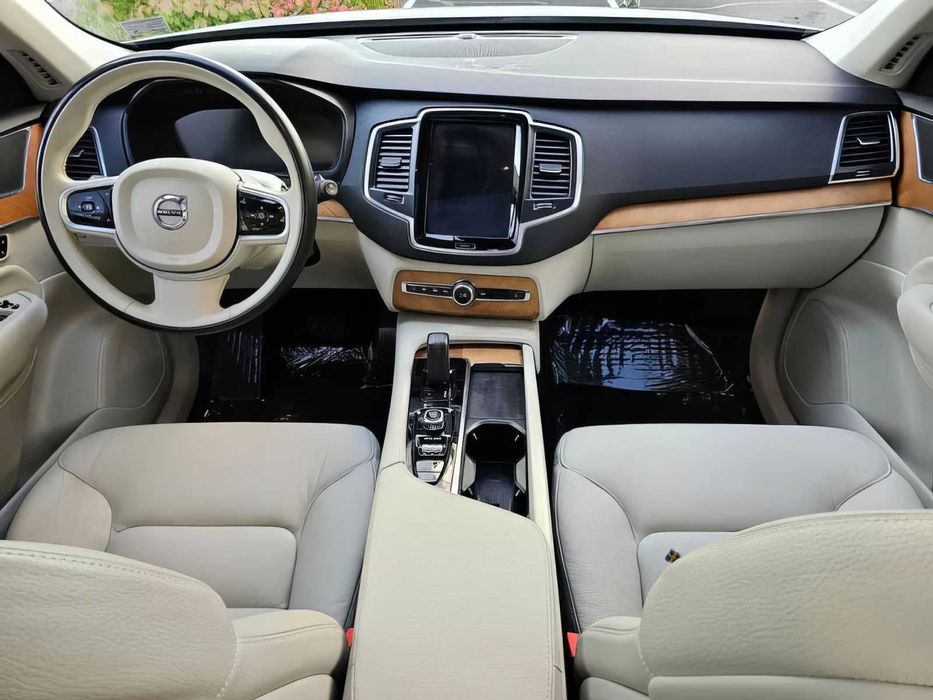 Volvo XC90      2021